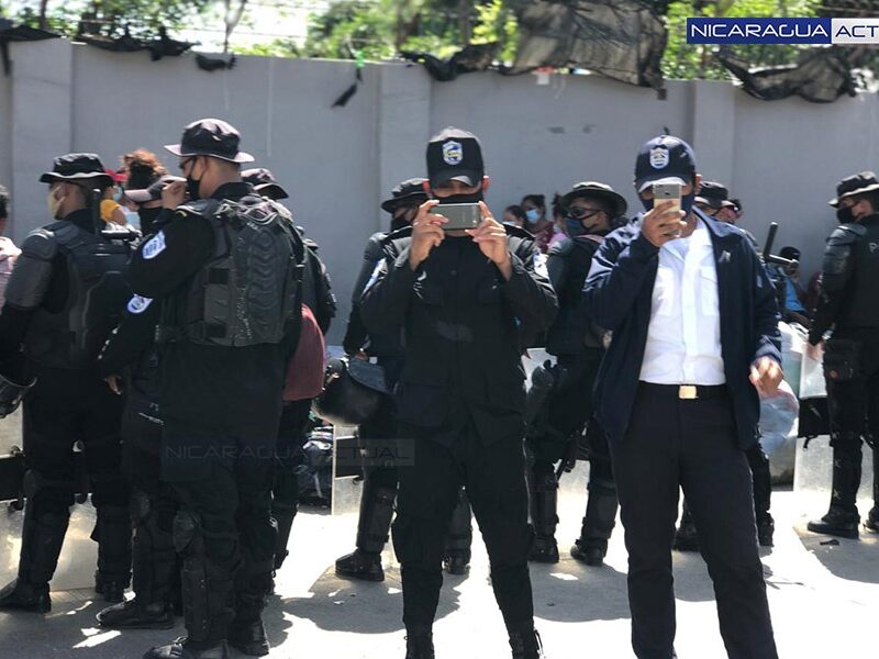 Policía sandinista periodista