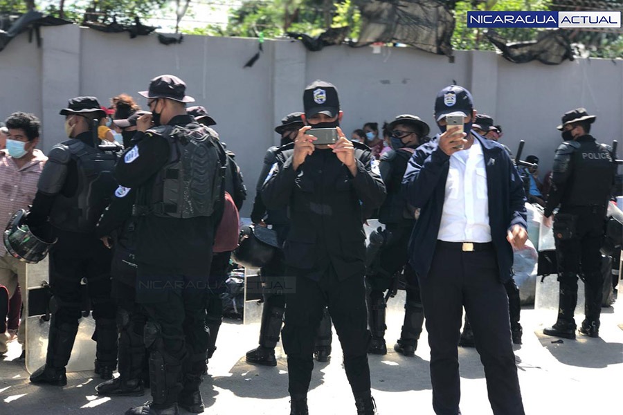 Policía sandinista periodista