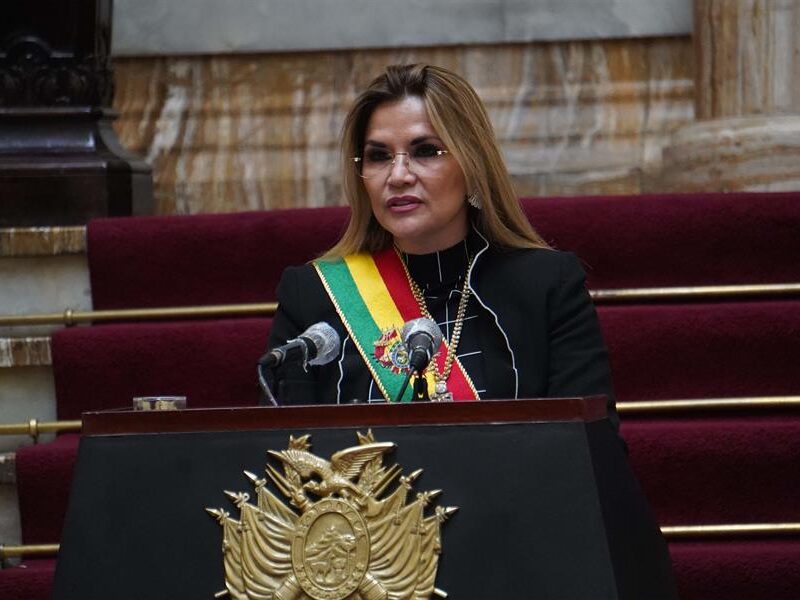 Jeanine Áñez retira su candidatura