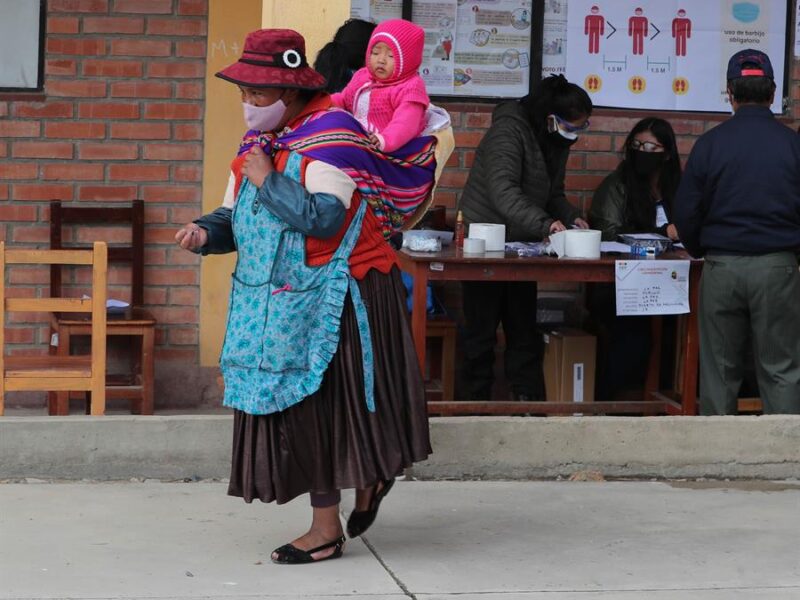 mesas-electorales-cierran-en-bolivia