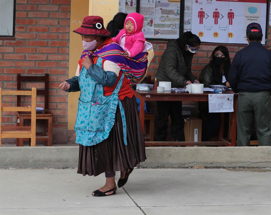 mesas-electorales-cierran-en-bolivia