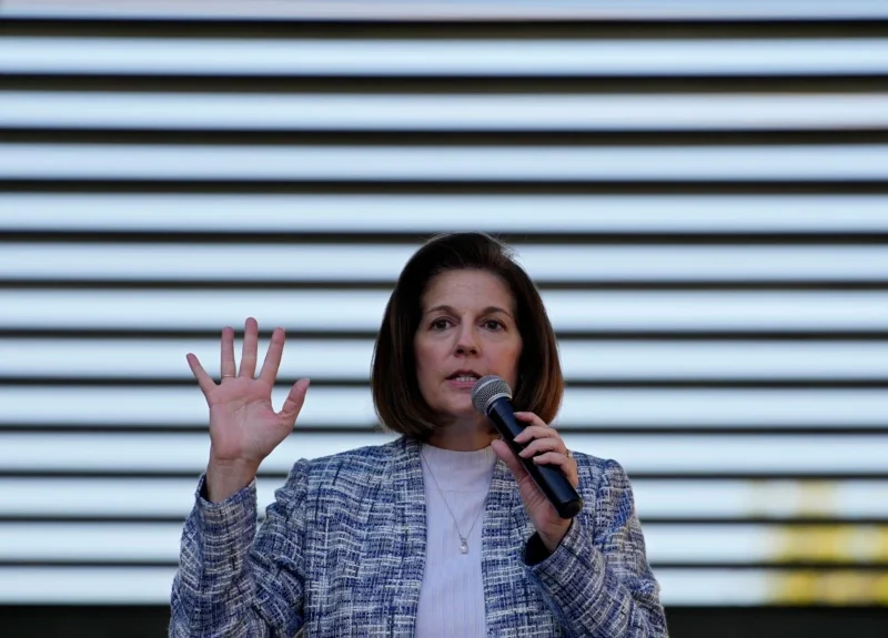 La senadora Catherine Cortez Masto, quien retuvo su escaño en el Senado por Nevada, habla en un acto de campaña en La Vegas el 6 de noviembre de 2022.
