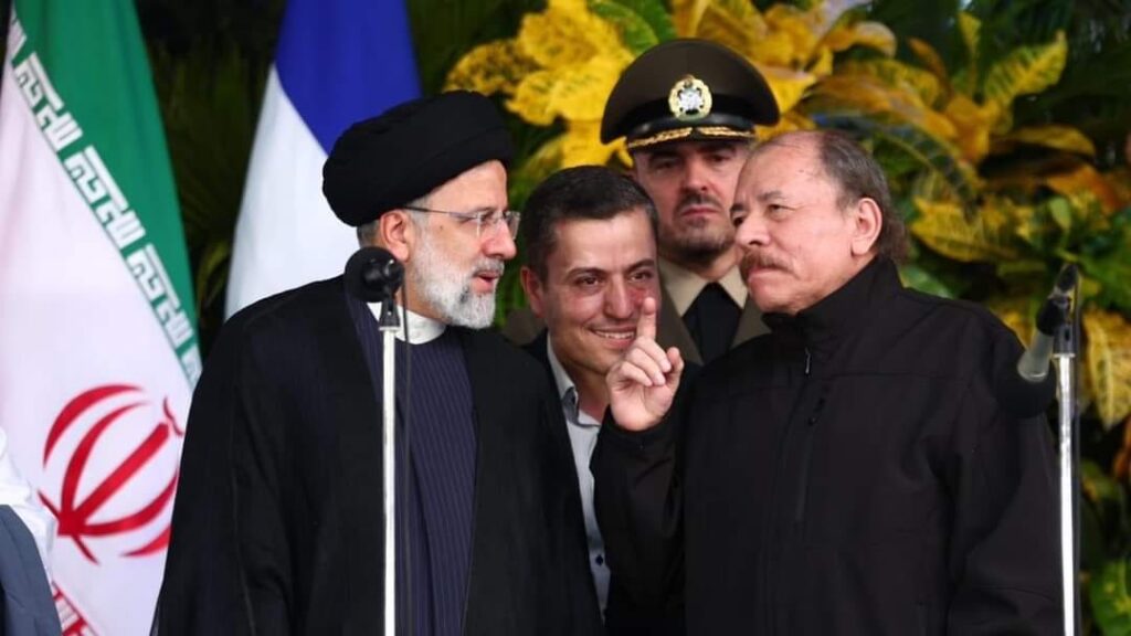 El dictador de Irán, junto al dictador de Nicaragua, Daniel Ortega en 2023.