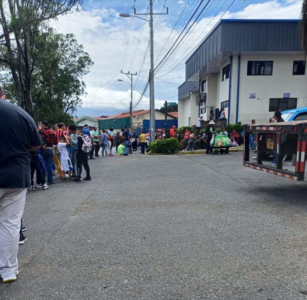 Son miles los jóvenes bachilleres nicaragüenses que han abandonado el país en busca de opciones de estudios, para no terminar como policías, militares o propagandistas del régimen.