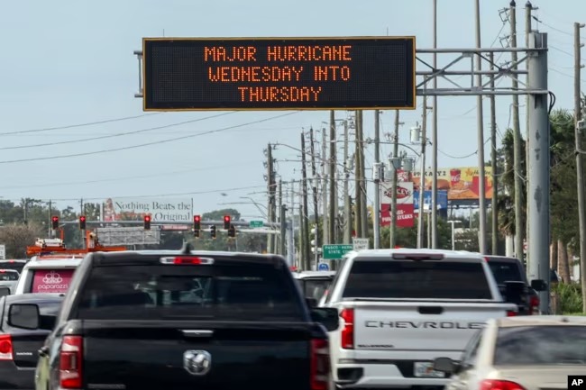 Las autopistas de Florida están saturadas de gente huyendo del huracán Milton.