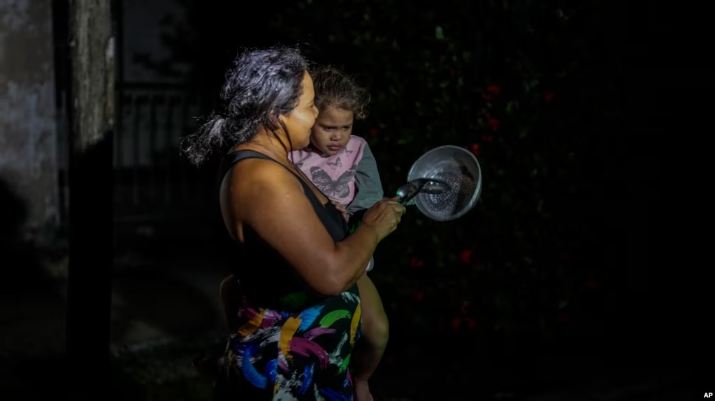 Mujeres de Cuba protestan con cacerolazos ante la falta de energía y servicios en la isla.