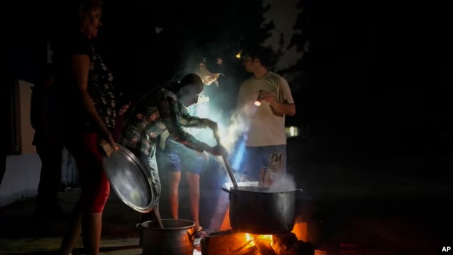 A falta de energía y gas, algunas familias en Cuba cocinan en fogones improvisados en las calles.