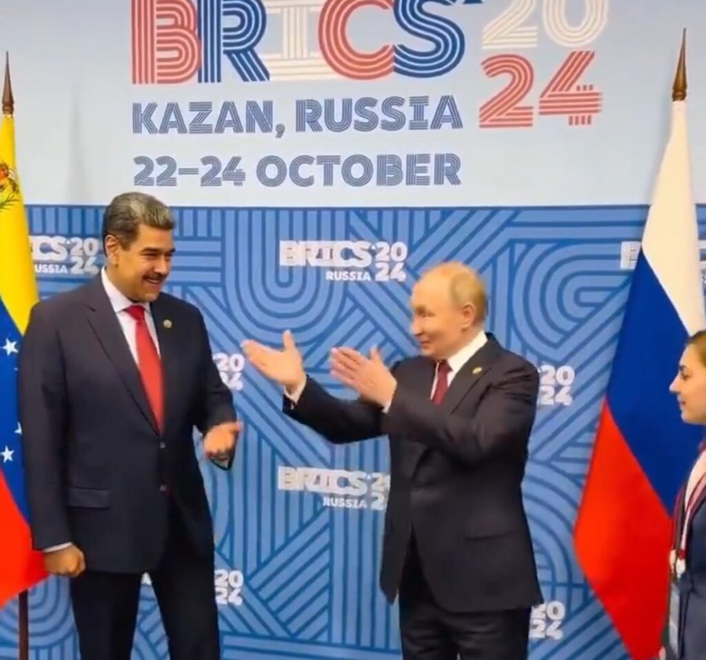 Vladimir Putin indicando la puerta de salida a Maduro en Kazán.