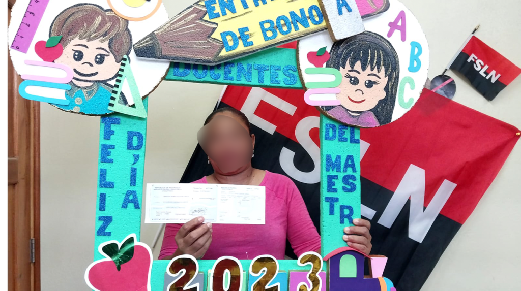 La educación en Nicaragua está altamente politizada a favor de la dictadursa dninista y sus símbolos.